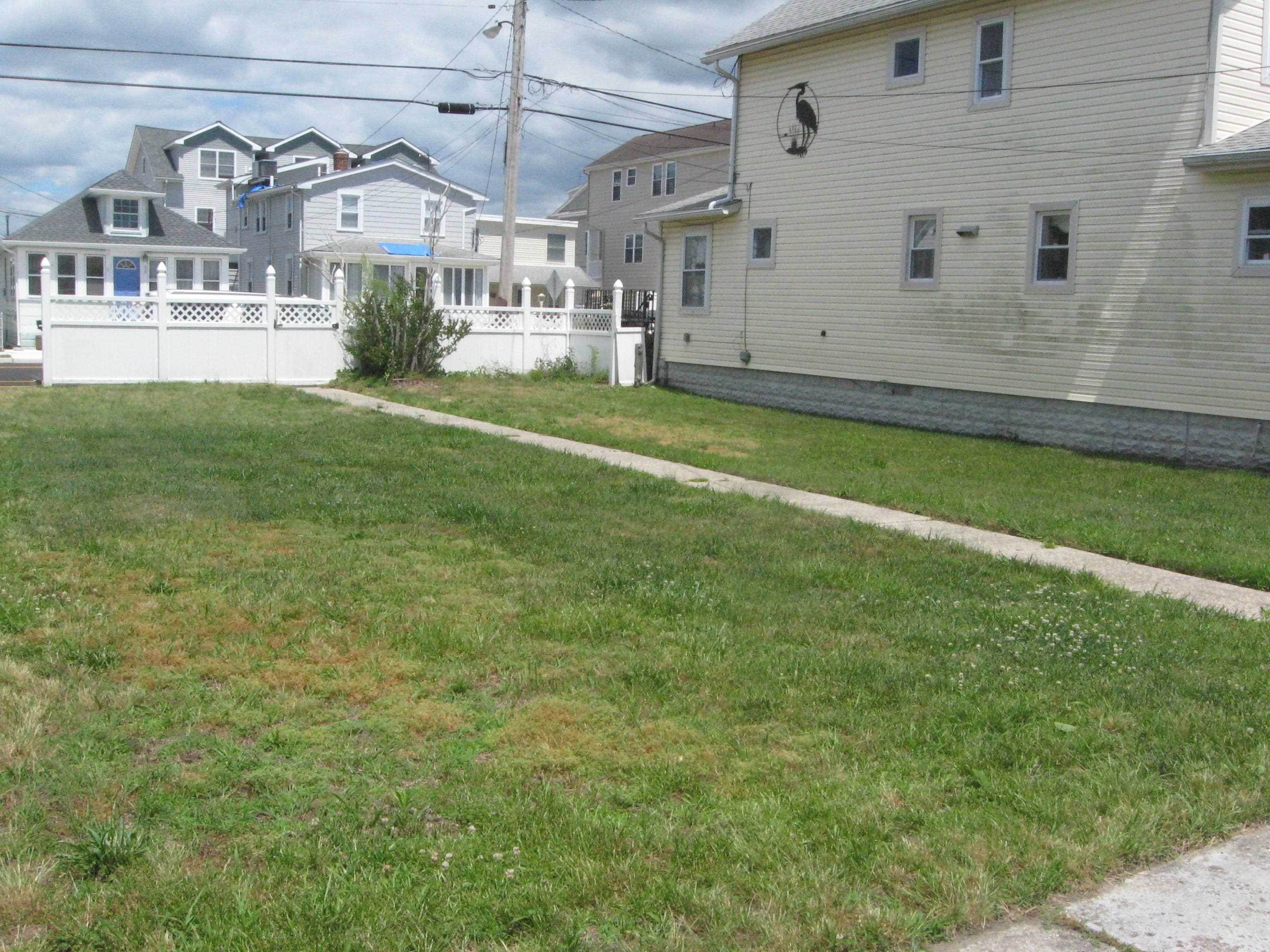4. Single Family Homes for Sale at 334 W Burk Avenue Wildwood, New Jersey 08260 United States