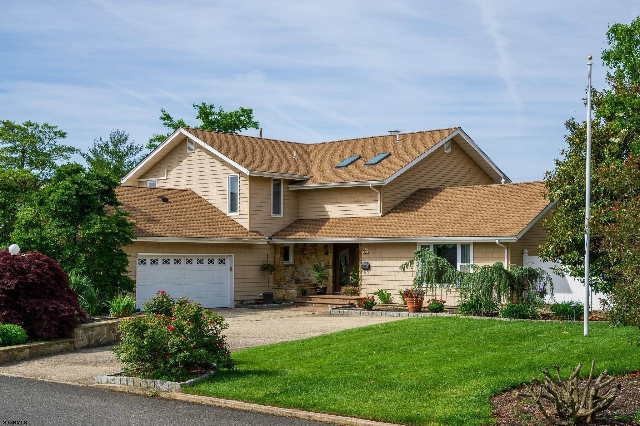 Single Family Homes pour l Vente à 109 Country Club Drive Linwood, New Jersey 08221 États-Unis