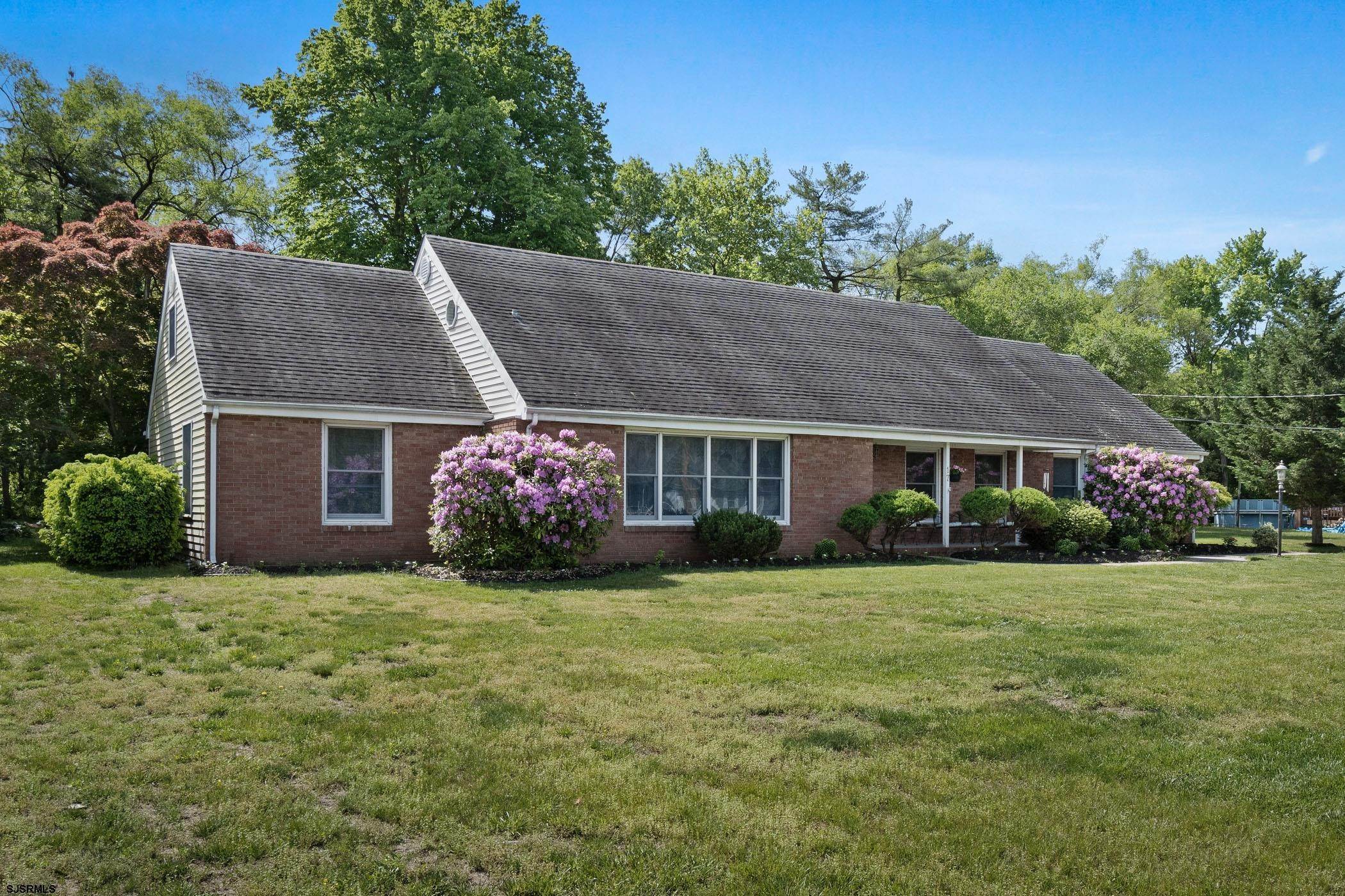 Single Family Homes для того Продажа на 17 Laytons Lake Drive Carneys Point, Нью-Джерси 08069 Соединенные Штаты