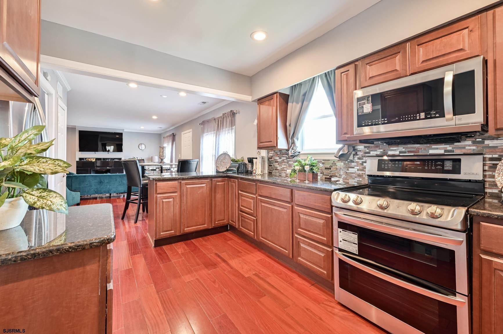 8. Multi-Family Homes 为 销售 在 203 Naples Avenue 蛋港镇, 新泽西州 08234 美国