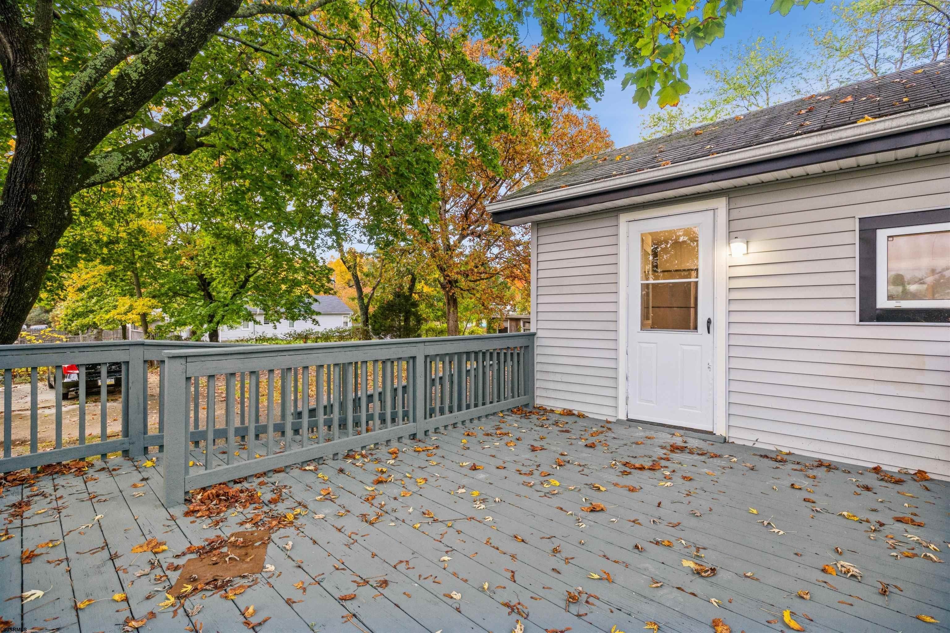 6. Single Family Homes 为 销售 在 422 Crest Avenue Avenue Millville, 新泽西州 08332 美国