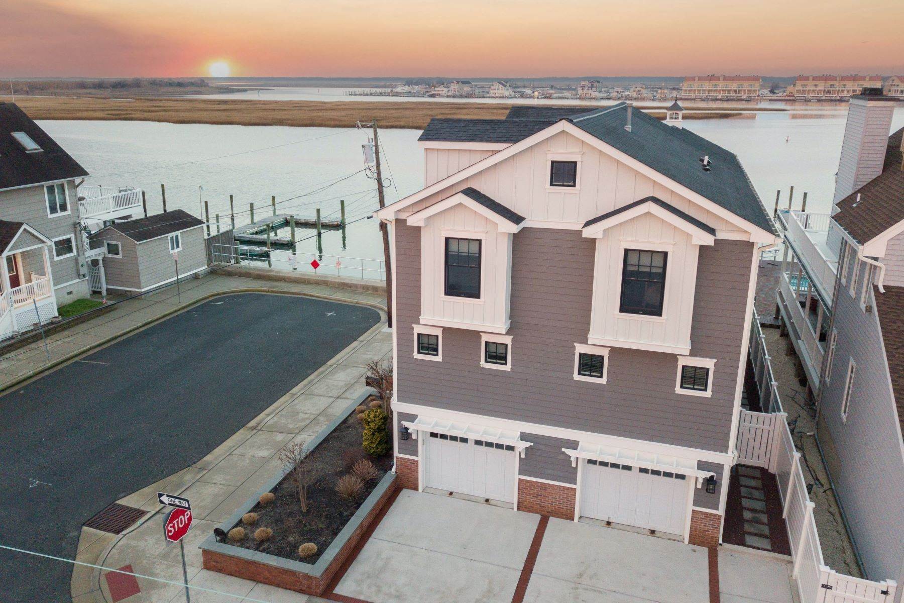 Single Family Homes для того Продажа на Waterfront Oasis 501 W Cresse Avenue Wildwood, Нью-Джерси 08260 Соединенные Штаты