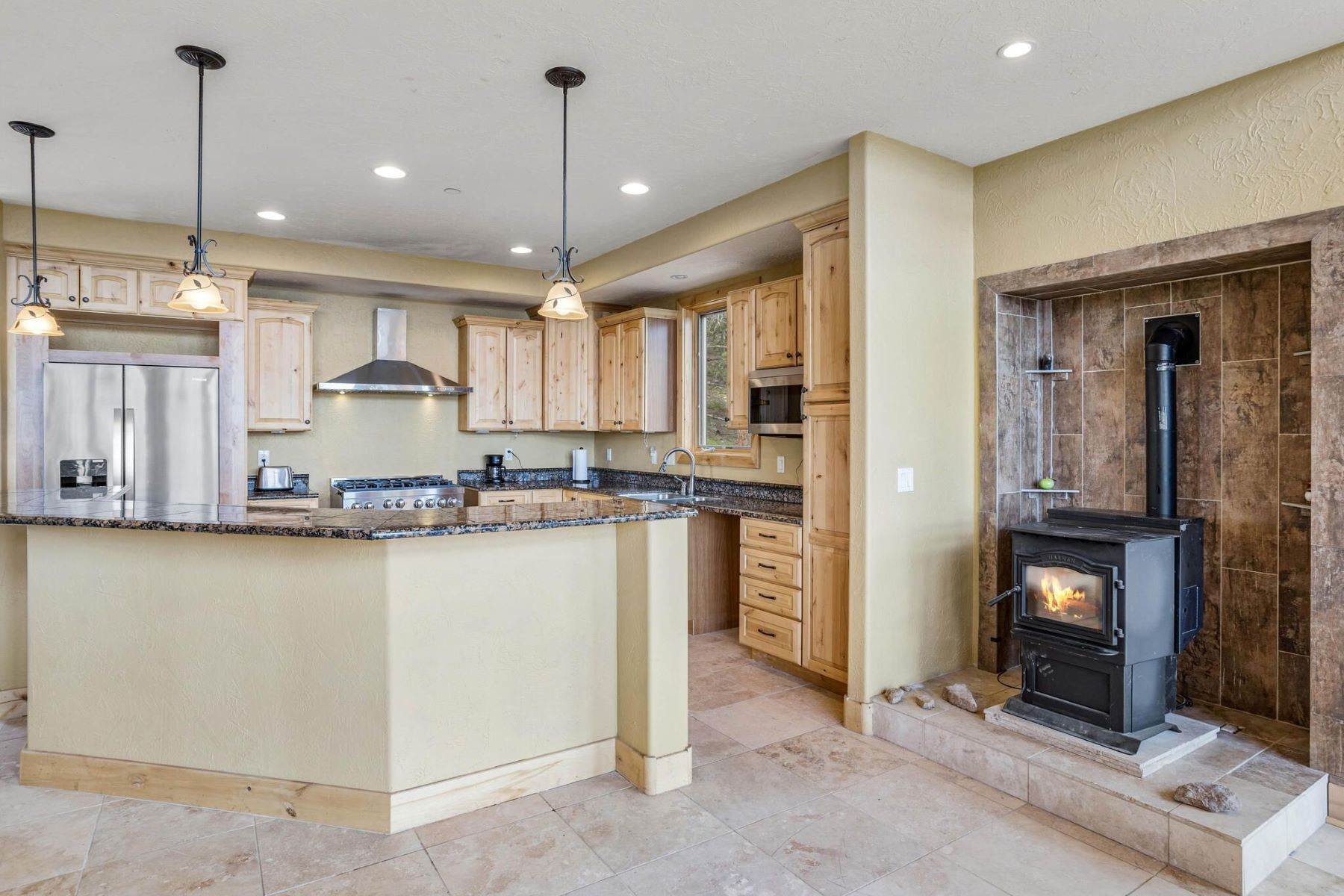 15. Single Family Homes для того Продажа на Tranquil Colorado Mountain Living at its Finest 11561 Shimley Road Golden, Колорадо 80403 Соединенные Штаты