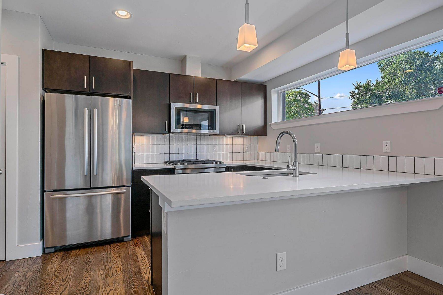11. Single Family Homes для того Продажа на Modern and Luxurious Duplex-Style Home Between Sloans Lake and Empower Field 3560 W 17th Avenue Denver, Колорадо 80204 Соединенные Штаты