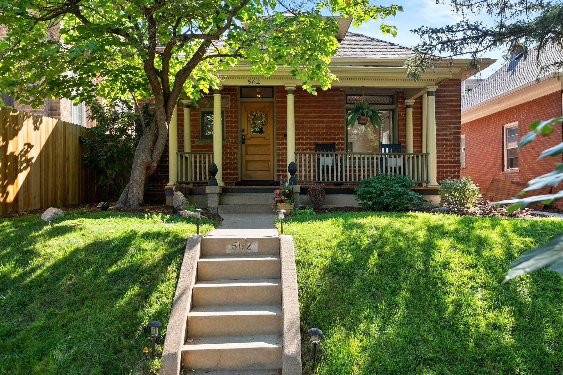 Single Family Homes для того Продажа на Do Not Miss this Swoon-Worthy, Historic, Turn-Key Bungalow!!! 562 Pennsylvania Street Denver, Колорадо 80203 Соединенные Штаты