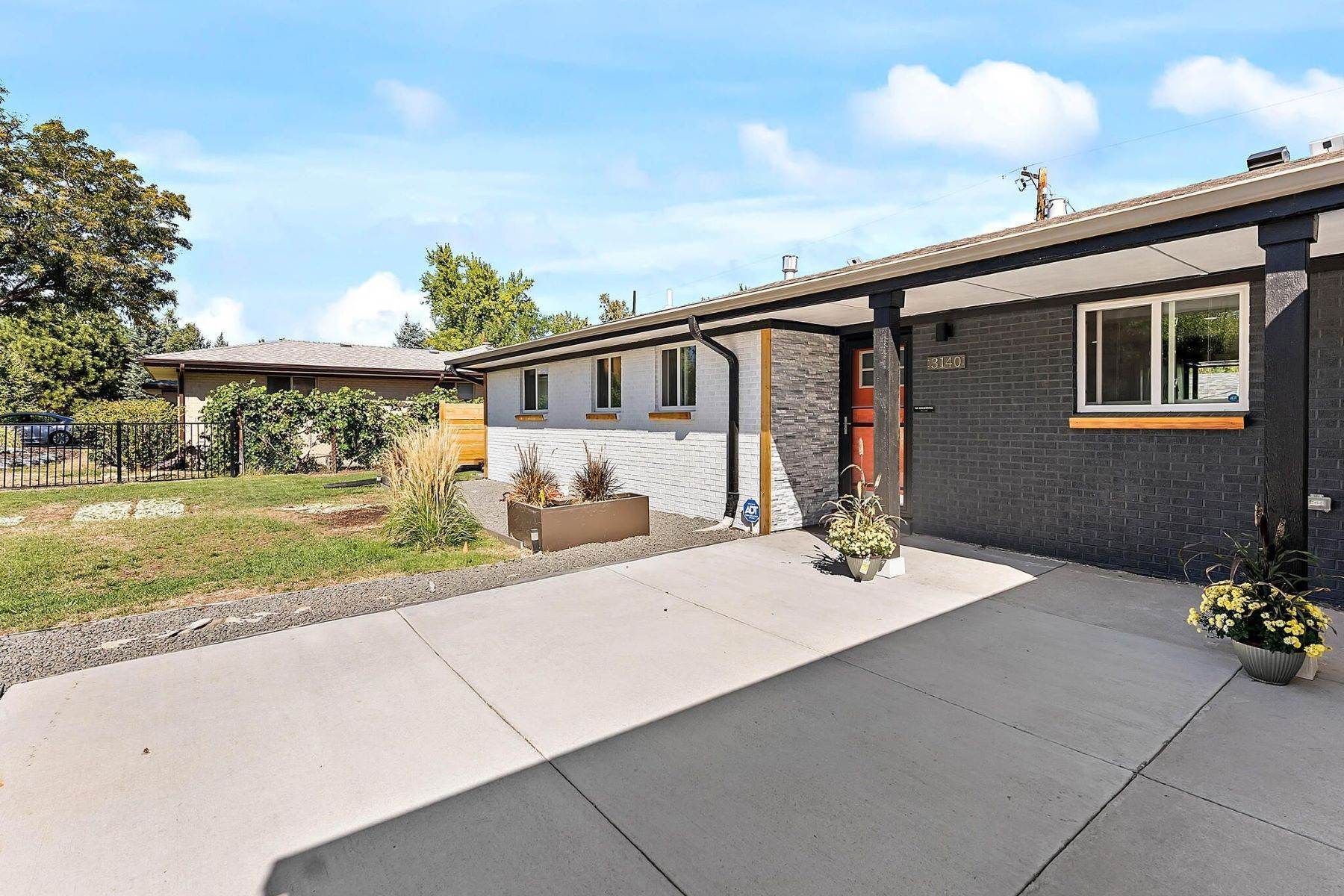 3. Single Family Homes для того Продажа на Modern ranch style home in Wheat Ridge 3140 Wright Street Wheat Ridge, Колорадо 80215 Соединенные Штаты
