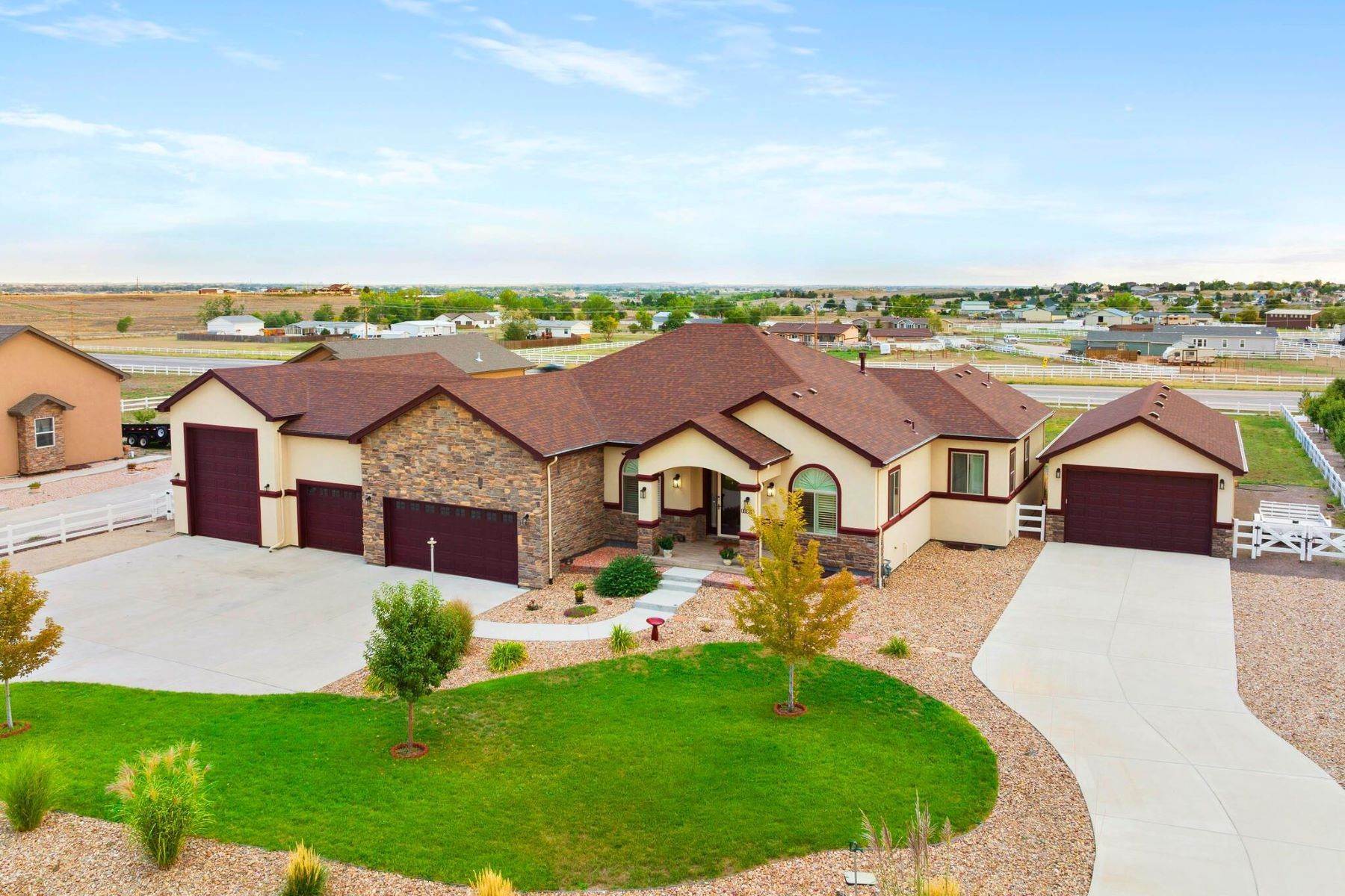 Single Family Homes для того Продажа на Beautiful Brighton Property Offers the Pinnacle of the Colorado Lifestyle! 11040 E 161st Avenue Brighton, Колорадо 80602 Соединенные Штаты