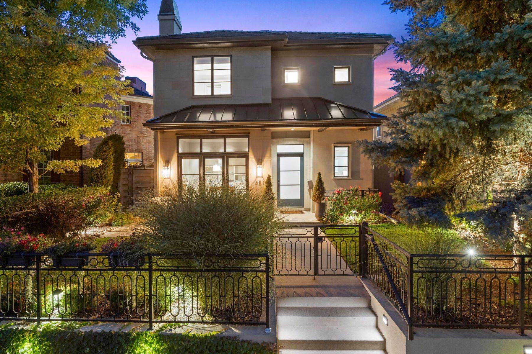 3. Single Family Homes для того Продажа на Modern Design Meets Sleek! 451 Madison Street Denver, Колорадо 80206 Соединенные Штаты
